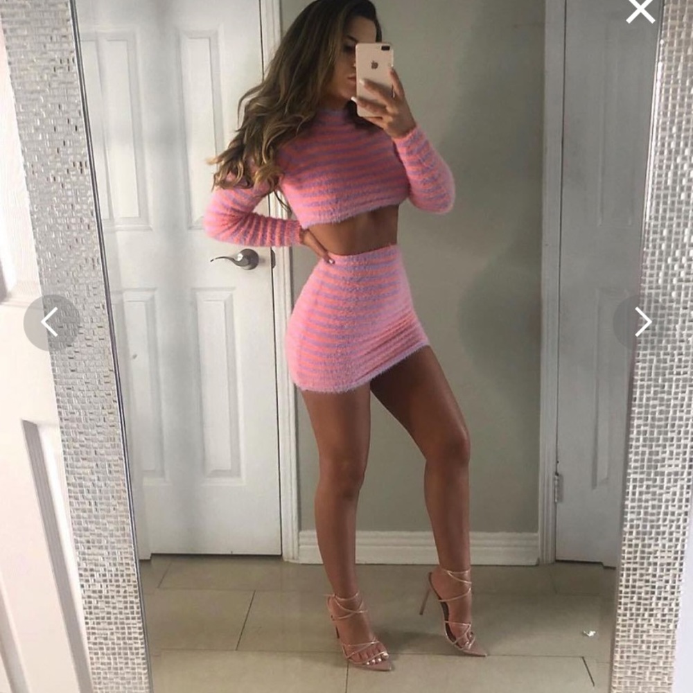 Pink Fuzzy skirt set - Picture 2 of 3